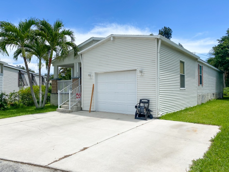 GWK 270 - Beautiful 3/2 Home, Excellent Value, Great Colors
270 Spring Cir West Palm Beach Fl 33410